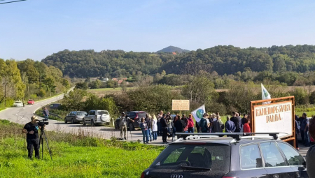 NAPADNUT DEKA, LJUDI NE MOGU NA SAHRANU, ALI NI KOLA HITNE POMOĆI... Ovo je vrhunac bahatosti lažnih ekologa i opozicije! (VIDEO)
