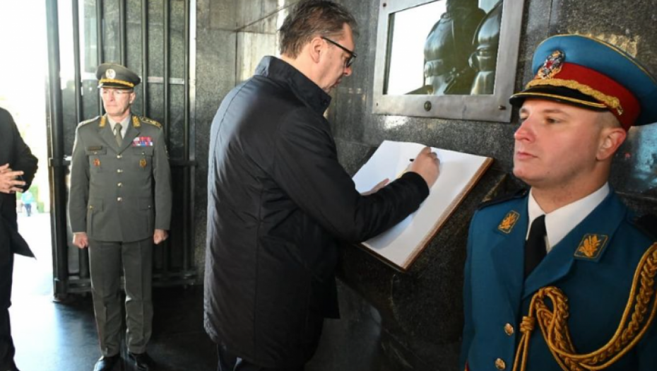 "NIKADA NEĆEMO ZABORAVITI HRABROST NAŠIH PREDAKA" Vučić je položio venac na spomenik Neznanom junaku na Avali