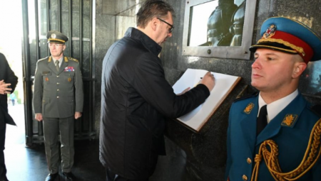 "NIKADA NEĆEMO ZABORAVITI HRABROST NAŠIH PREDAKA" Vučić je položio venac na spomenik Neznanom junaku na Avali