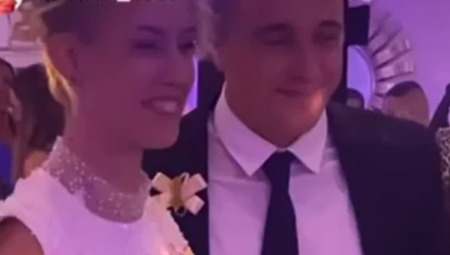 UDALA SE DEVOJKA SA KRILIMA! Organizovali veliku svadbu, mlada se popela na stolice, trubači uleteli u salu