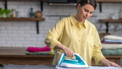 KAKO OČISTITI BRAON FLEKE I KAMENAC SA PEGLE Istrljajte poleđinu ovim sredstvom, više neće ostavljati tragove na odeći!