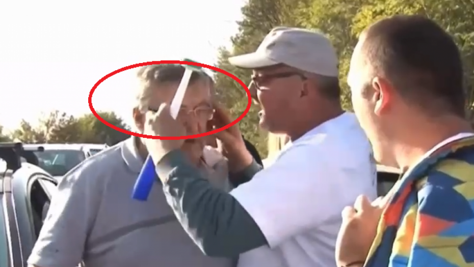 ŠOLAKOVI MEDIJI VELIČAJU NASILJE NA OPOZICIONIM BLOKADAMA Čoveku otimaju naočare, napadaju novinarku! (VIDEO)