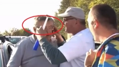 ŠOLAKOVI MEDIJI VELIČAJU NASILJE NA OPOZICIONIM BLOKADAMA Čoveku otimaju naočare, napadaju novinarku! (VIDEO)