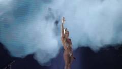 KIŠA PADA, A JELENA PEVA NUMERU POSVEĆENU DUŠKU TOŠIĆU Karleuša emotivnom baladom rasplakala publiku