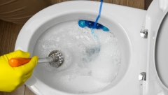 ISKOPIRALI SU KOREJSKI NAČIN ZA OTPUŠAVANJE WC ŠOLJE I USPELO IM JE Samo jedna jeftina stvar iz kuhinje vam je potrebna za ovaj trik, vredi probati