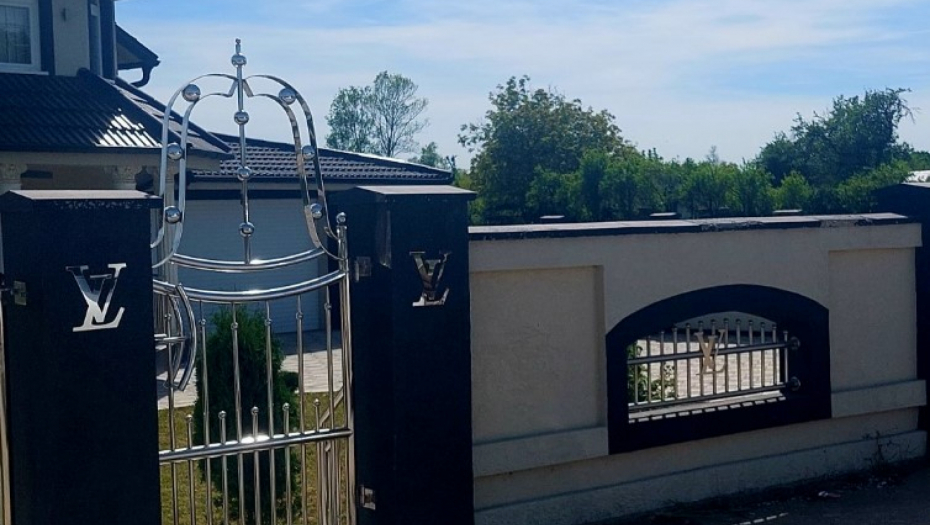 "OVO JE ZNAK DA JE USPEO U ŽIVOTU" Ceo internet plače od smeha zbog GASTARBAJTERSKE vile u Lajkovcu (FOTO)