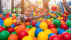 SABLASNA SCENA U DEČIJOJ IGRAONICI Roditelji u Velikoj Britaniji zgroženi prizorom, zar je ovo za decu namenjeno? (FOTO)