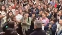 ISPRAĆAJ NASTAVNIKA GEOGRAFIJE U PENZIJU KAKAV SE TREBA ZASLUŽITI! Đaci osnovne škole u Beogradu ispratili svog HEROJA! (VIDEO)