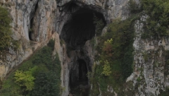 KUBANAC NAPRAVIO HAOS U DRAGAČEVU! Upao u provaliju u pećini duboku preko 20 metara!