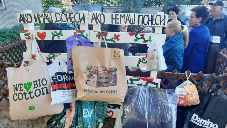 AKO IMAŠ - DONESI, AKO NEMAŠ - PONESI! Humani gest iz Topole raznežio mnoge, svi su učestvovali u akciji! (FOTO)