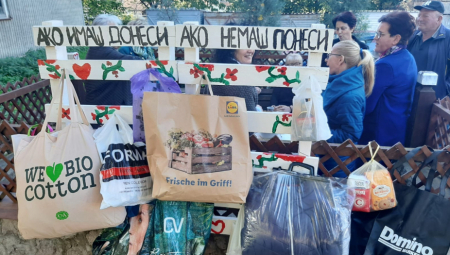 AKO IMAŠ - DONESI, AKO NEMAŠ - PONESI! Humani gest iz Topole raznežio mnoge, svi su učestvovali u akciji! (FOTO)