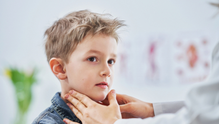 NOVI SLUČAJ ZAUŠAKA U SRBIJI Bolest je jako opasna za dečake, ovo su prvi simptomi koje nikako ne smete da ignorišete