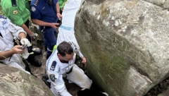 POKUŠALA DA DOHVATI TELEFON, PA SE OKLIZNULA I PALA IZMEĐU STENA Akcija spasavanja je bila DRAMATIČNA, ceo dan visila naopako! (FOTO)