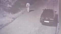 UTVARA ŽENE IZ SRBOBRANA Kamere snimile bizarnu pojavu: Šeta se pored groblja, ljudi se zaključavaju u kuće (VIDEO)