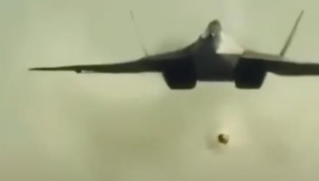 NEVIĐENI SNIMAK RUSKOG SU-57 Ruska zver pete generacije opremljena raketama (VIDEO)