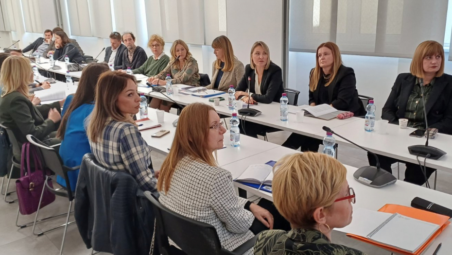 ODRŽAN OKRUGLI STO U OKVIRU JAVNE RASPRAVE O NACRTU ZAKONA O POŠTANSKIM USLUGAMA Novim zakonskim rešenjem će se stvoriti uslovi za dalji razvoj tržišta poštanskih usluga (FOTO)