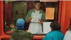 DECI IZ DOBA JUGOSLAVIJE JE SADA POTEKLA VODA NA USTA Da li znate šta se prodavalo u ovom kiosku?