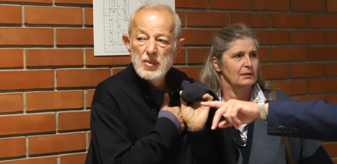 DETALJI SUĐENJA UČITELJU GLUME KOJI SE LEČI OD KANCERA Mika Aleksić jedva hodao do sudnice! (VIDEO)