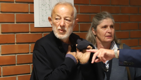 DETALJI SUĐENJA UČITELJU GLUME KOJI SE LEČI OD KANCERA Mika Aleksić jedva hodao do sudnice! (VIDEO)