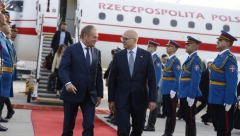 PREMIJER POLJSKE DONALD TUSK STIGAO U BEOGRAD: Na aerodromu ga dočekao premijer Vučević (VIDEO)