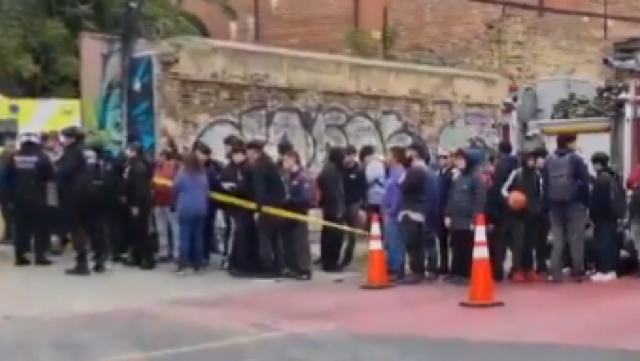 UŽASAVAJUĆE! EKSPLOZIJA SE DESILA U SREDNJOJ ŠKOLI Ovo je snimak sa lica mesta, povređeno je 35 učenika u Santijagu (VIDEO)