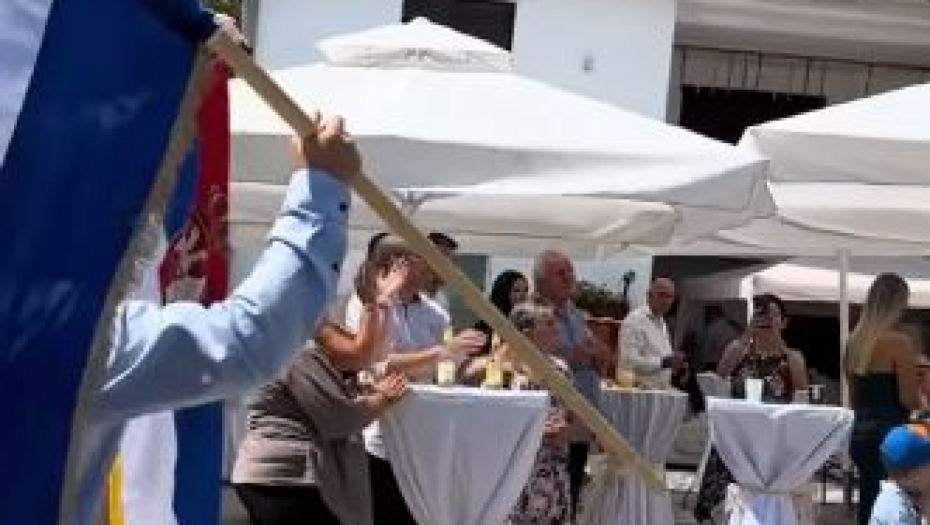 SNIMAK SA SRPSKO-HRVATSKE SVADBE POSTAO HIT Svi gledaju u detalj u rukama svatova dok prilazi mlada