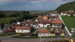 ZARAĐUJE 300 EVRA ZA SAT VREMENA, A OVO JOJ JE KUĆA! Poznata voditeljka je ovde odrasla, jedan deo je potpuno zapušten