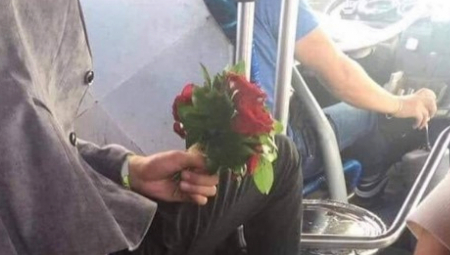 ''DŽABA MU CVEĆE AKO NE PRIMETI ŠTA MU JE ISPALO'' Nesvakidašnja scena u gradskom prevozu - kad su videli šta je na podu, putnici se krstili! (FOTO)