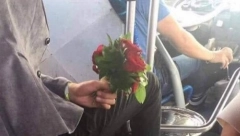 ''DŽABA MU CVEĆE AKO NE PRIMETI ŠTA MU JE ISPALO'' Nesvakidašnja scena u gradskom prevozu - kad su videli šta je na podu, putnici se krstili! (FOTO)