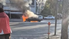 AUTOMOBIL SE ZAPALIO TOKOM VOŽNJE  Buktinja progutala vozilo na Konjarniku (VIDEO)