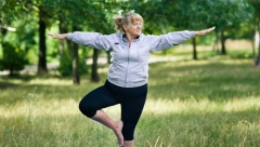 URADITE TEST STAJANJA NA JEDNOJ NOZI Ako ovo ne možete da uradite, vreme je da pozovete lekara