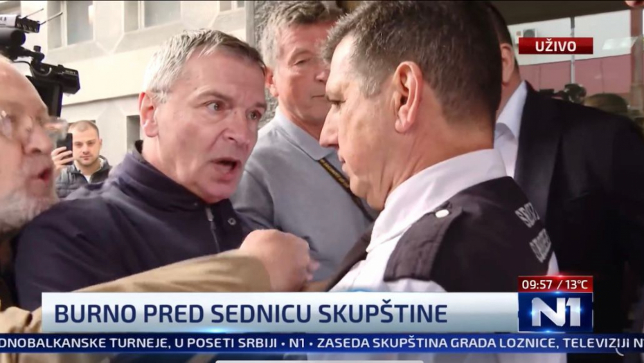 ĐILASOVCI OPET DIVLJAJU Prave haos ispred Skupštine Loznice, ĆUTA NASILAN! Snimljeno uličarsko ponašanje (VIDEO)