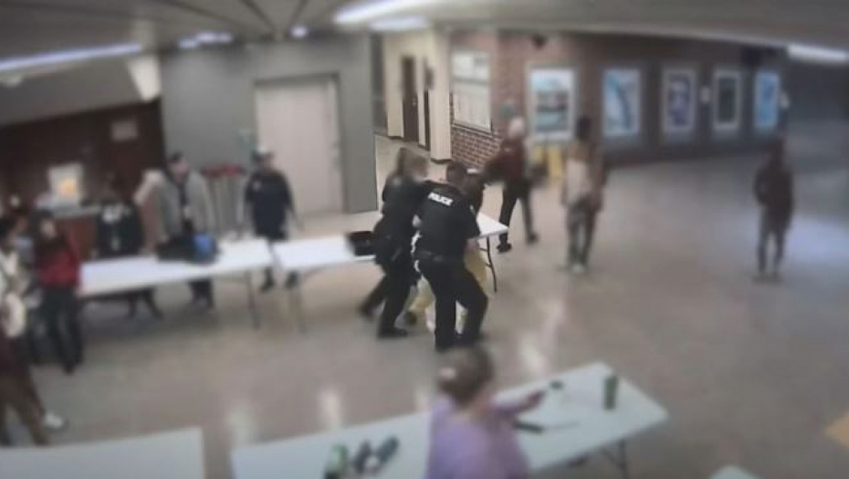 ŠKOLSKI POLICAJAC UDARIO UČENIKA U GLAVU VIŠE PUTA!  Nadzorne kamere snimile incident (VIDEO)
