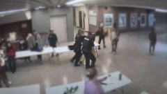 ŠKOLSKI POLICAJAC UDARIO UČENIKA U GLAVU VIŠE PUTA!  Nadzorne kamere snimile incident (VIDEO)