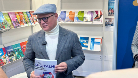 MLADI SATIMA ČEKALI U REDU ZA POSVETU Vesić na Sajmu knjiga potpisivao svoju monografiju "Digitalni politički marketing" (FOTO)