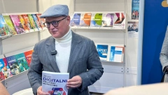 MLADI SATIMA ČEKALI U REDU ZA POSVETU Vesić na Sajmu knjiga potpisivao svoju monografiju "Digitalni politički marketing" (FOTO)