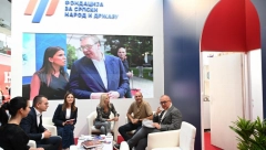 VESIĆ POSETIO ŠTAND FONDACIJE ZA SRPSKI NAROD I DRŽAVU "Verujemo u progres, budućnost i napredak koji nije moguć bez obrazovanja"