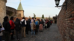 DUGAČKE KOLONE ISPRED CRKVE RUŽICE I KAPELE SVETE PETKE Vernici se okupljaju na Kalemegdanu povodom velikog praznika (FOTO/VIDEO)