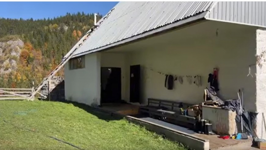 OVO JE KUĆA U KOJOJ SU UBIJENI BRAT I SESTRA! Polomljen prozor, rupa od metka i blokovi uz pomoć kojih je nemilosrdni ubica izvršio svoj pir