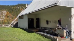 OVO JE KUĆA U KOJOJ SU UBIJENI BRAT I SESTRA! Polomljen prozor, rupa od metka i blokovi uz pomoć kojih je nemilosrdni ubica izvršio svoj pir