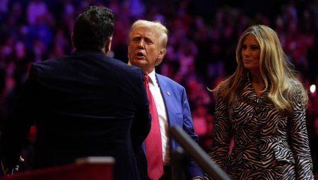 NEPRIJATNA SCENA NA BINI Melanija stala pored Donalda, kada je probao da je poljubi nastala je opšta zbrka (VIDEO)