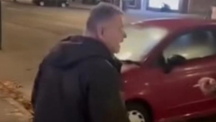 SKANDAL! POSLANIK PREBIO GLASAČA NASRED ULICE: Šutirao ga dok je ležao na zemlji, pa usledila ŠOK ODBRANA u policiji! Isplivao snimak incidenta (VIDEO)
