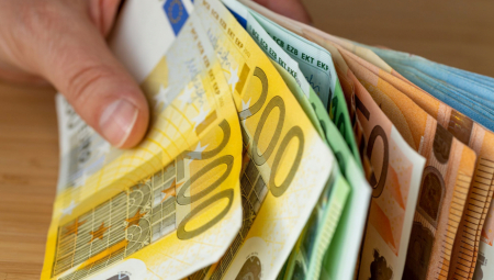 JEDAN HOROSKOPSKI ZNAK NEĆE ZNATI ŠTA ĆE SA PARAMA DO KRAJA 2024. GODINE I njih da univerzum pogleda jednom, kupaće se u novcu