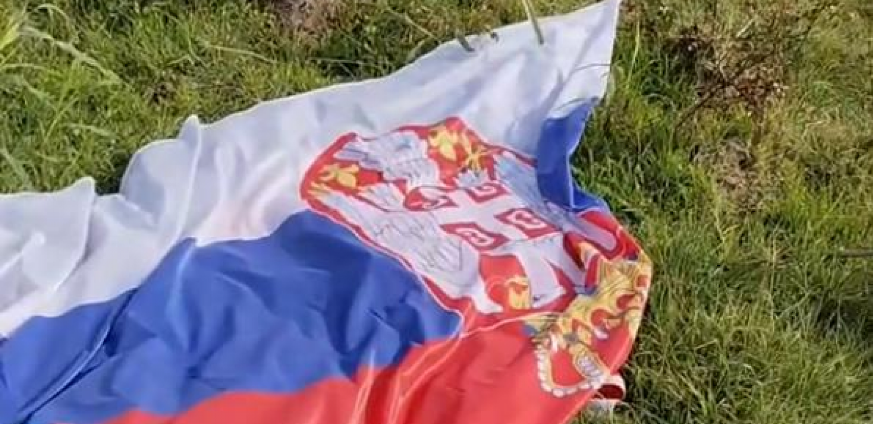 HRVAT PRONAŠAO SRPSKU ZASTAVU NA ZEMLJI PA NAPRAVIO BURU NA INTERNETU: "Svaka čast, moj naklon do poda za tebe" (VIDEO)