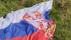 HRVAT PRONAŠAO SRPSKU ZASTAVU NA ZEMLJI PA NAPRAVIO BURU NA INTERNETU: "Svaka čast, moj naklon do poda za tebe" (VIDEO)