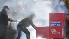 HAOS U SAD! ZAPALJENE GLASAČKE KUTIJE! Ko pokušava da ugrozi izborni proces? (VIDEO)