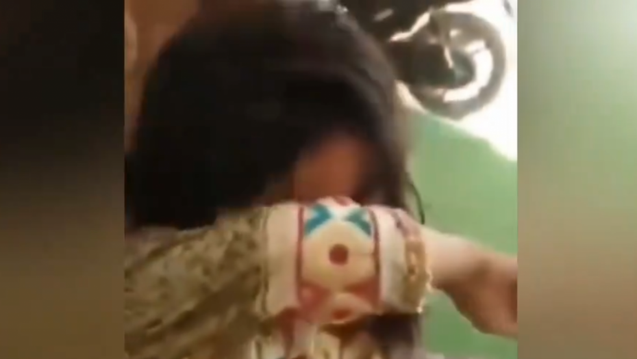 UŽASAVAJUĆE! DETE JE POČELO DA PLAČE! Ponižavali devojčicu koja prosi pa sve snimali (VIDEO)