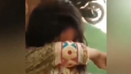 UŽASAVAJUĆE! DETE JE POČELO DA PLAČE! Ponižavali devojčicu koja prosi pa sve snimali (VIDEO)