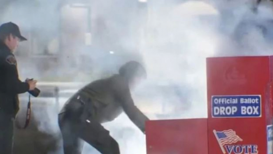 HAOS UOČI AMERIČKIH IZBORA Zapaljene glasačke kutije, uništeno stotine listića (VIDEO)
