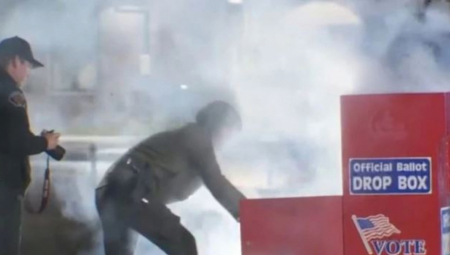 HAOS UOČI AMERIČKIH IZBORA Zapaljene glasačke kutije, uništeno stotine listića (VIDEO)